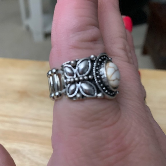 Rings (all with a stretch band) fits sizes 7.5-10 - Picture 3 of 15